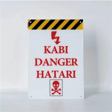 Výstražné štítky s nebezpečným elektrickým napětím